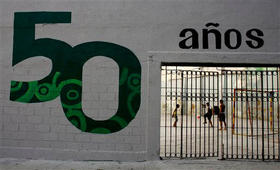 Cartel en una cancha de fútbol de La Habana. (AP)