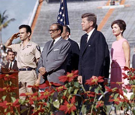 Los líderes anticastristas Manuel Artime y José Miró Cardona, junto a John F. Kennedy, el 29 de dicembre de 1962.