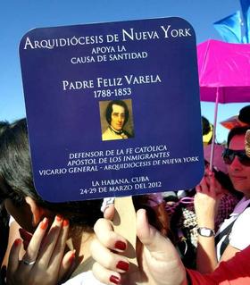 Abanico que expresa el apoyo a la causa de la santidad del padre Félix Varela, de la Arquidiócesis de Nueva York. Foto de Miriam Leiva