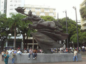El monumento Bolívar Desnudo, realizado por Rodrigo Arenas Betancourt, en la plaza de Bolívar de la ciudad colombiana de Pereira