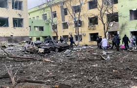 La imagen, tomada de un vídeo emitido por el Ayuntamiento de Mariúpol, muestra las secuelas del Hospital después de un ataque, en Mariúpol, Ucrania, el miércoles 9 de marzo de 2022