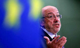 El comisario europeo de Desarrollo y Cooperación, Louis Michel, tiene previsto viajar a la Isla a finales de octubre