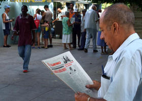 Cubano leyendo el diario Granma en esta foto de archivo
