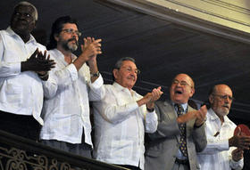 Raúl Castro asiste a la gala cultural por el 50 aniversario de la Unión de Escritores y Artistas de Cuba (Uneac), celebrada en la sala García Lorca del Gran Teatro de La Habana. A su lado, un entusiasta Miguel Barnet