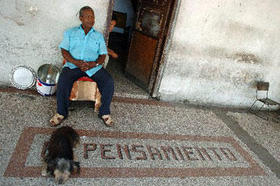 Un cubano en una calle de La Habana