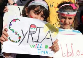 Niñas sirias residentes en Jordania muestran dibujos contra el presidente sirio, Bachar al Asad, durante una manifestación celebrada frente a la Embajada de Siria en Amán (Jordania), el domingo 1 de mayo de 2011
