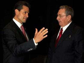 Imagen de archivo, el presidente de México, Enrique Peña Nieto, y el gobernante cubano, Raúl Castro