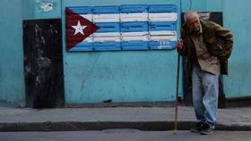 Un anciano en una calle de Cuba