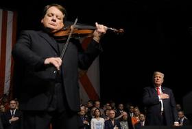 Violinista cubano durante el mitin de Trump en Miami