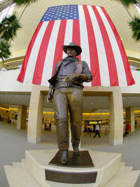 Estatua de John Wayne en el aeropuerto de Santa Ana