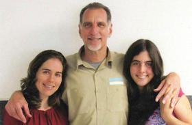 René González y sus dos hijas