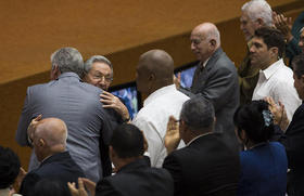 El nuevo presidente de Cuba, Miguel Díaz-Canel, abraza al saliente mandatario, Raúl Castro