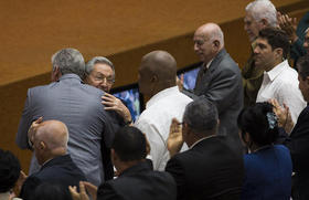 El nuevo presidente de Cuba, Miguel Díaz-Canel, abraza al saliente mandatario, Raúl Castro. El nuevo presidente de Cuba, Miguel Díaz-Canel, abraza al saliente mandatario, Raúl Castro