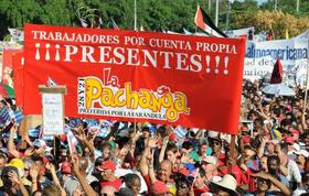 Trabajadores por cuenta propia de la cafetería La Pachanga participan en un desfile por el Primero de Mayo en La Habana, en esta foto de archivo