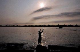 Un pescador en la noche habanera.