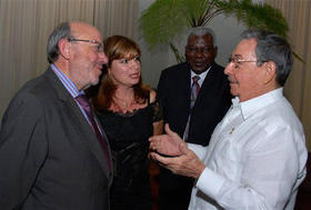 El comisario europeo de Desarrollo y Ayuda Humanitaria, Louis Michel, y Raúl Castro, el 24 de octubre en La Habana. (AP) El comisario europeo de Desarrollo y Ayuda Humanitaria, Louis Michel, y Raúl Castro, el 24 de octubre en La Habana. (AP)