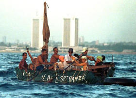 Balseros alejándose de la costa cubana