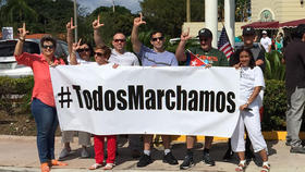 Movilización de opositores cubanos frente al restaurante Versailles en Miami