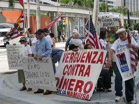 Varios exiliados protestan por la Cuba Trade Expo, un evento a favor del comercio con Cuba celebrado en Miami en 2009