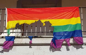 Una bandera arcoiris quemada en el ayuntamiento de Ajofrín, Toledo, España