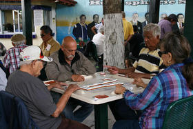 Juego de dominó en la Calle 8 de La Pequeña Habana, Miami