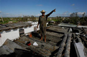 Un afectado por los huracanes. Los Palacios, Pinar del Río, el 20 de septiembre. (AP)