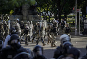 Policía militar deshace una demostración pacífica cerca del parque Lafayette, para que el presidente Donald Trump pueda pasearse rumbo a la Iglesia de San Juan en Washington DC