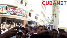 Curiosos presencian, y graban con sus teléfonos, el acto sexual en el boulevard de San Rafael (Imagen de Cubanet tomada del sitio Martínoticias)