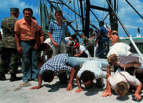 Refugiados cubanos del puente marítimo Mariel-Cayo Hueso, a su llegada a Estados Unidos, en esta foto de archivo
