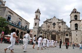 Las Damas de Blanco han logrado crisparle los nervios a los aparatos represivos. Las Damas de Blanco frente a la Catedral de La Habana
