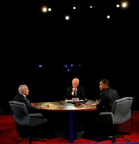 Los candidatos John McCain (izq.) y Barack Obama responden a preguntas del moderador Bob Schieffer, en el último debate presidencial