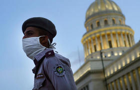 Un policía hace guardia en el Capitolio en La Habana, el 1º de septiembre de 2020