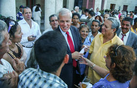 Antiguo jefe diplomático de EEUU en Cuba en su residencia rodeado de disidentes cubanos