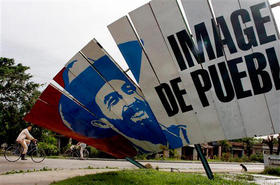 Una valla propagandística en el suelo, tras el paso de Ike cerca de La Habana