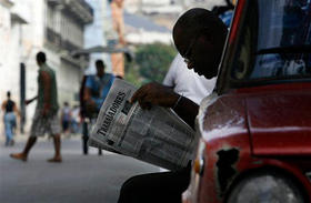Un ciudadano lee el semanario oficial 'Trabajadores', el 29 de septiembre de 2008. (AP)