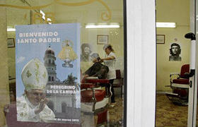 Cartel de bienvenida a Benedicto XVI en una barbería cubana