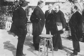 Firmantes del Tratado de Rapallo entre el gobierno socialdemócrata alemán y el comunista de la URSS. Segundo desde la izquierda el Canciller alemán, Dr. Joseph Wirth, frente a él la delegación soviética conformada (de izquierda a derecha) por LB Krasin, G. W. Chicherin y A. A. Joffe