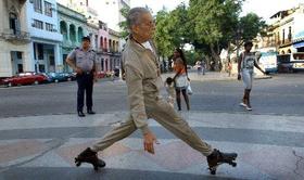 Anciano patinador en La Habana