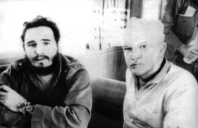 Fidel Castro y James B Donovan en una foto alrededor de 1963