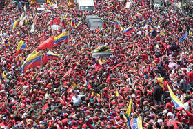 Una multitud acompaña el traslado del cuerpo de Hugo Chávez, del Hospital Militar a la Academia Militar