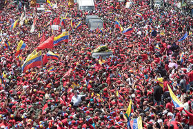 Una multitud acompaña el traslado del cuerpo de Hugo Chávez, del Hospital Militar a la Academia Militar. Una multitud acompaña el traslado del cuerpo de Hugo Chávez, del Hospital Militar a la Academia Militar
