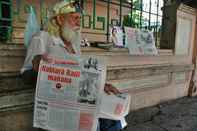 Vendedor del periódico Granma en esta foto de archivo