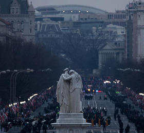 Luego del juramento de toma de posesión y rumbo a la Casa Blanca, la caravana del presidente Donald Trump pasa junto a las esculturas del Dolor y la Historia, en el Monumento a la Paz en Washington, D.C. Luego del juramento de toma de posesión y rumbo a la Casa Blanca, la caravana del presidente Donald Trump pasa junto a las esculturas del Dolor y la Historia, en el Monumento a la Paz en Washington, D.C.