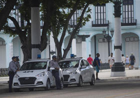 Dos patrullas de policía son vistas cerca del capitolio a dos días del aniversario del 11J, en La Habana, Cuba