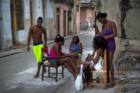 Peluquera cubana ejerce su oficio en una calle de La Habana