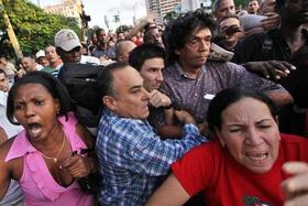 Reinaldo Escobar sufrió un masivo acto de repudio por parte de seguidores del régimen en la céntrica calle habanera de 23 y G, 20 de noviembre de 2009