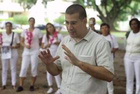 Antonio Rodiles, líder de Estado de SATS, junto a representantes de las Damas de Blanco (foto: americateve.com)