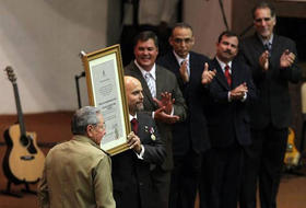 Raúl Castro condecora con el título de Héroe de la República de Cuba, al agente Gerardo Hernández, en La Habana