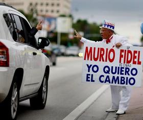 Exiliado en Miami, durante las horas de celebración por el anuncio de Fidel Castro de que renunciaba a aspirar a la presidencia de Cuba, en febrero de 2008