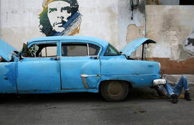 Reparando un automóvil en Cuba